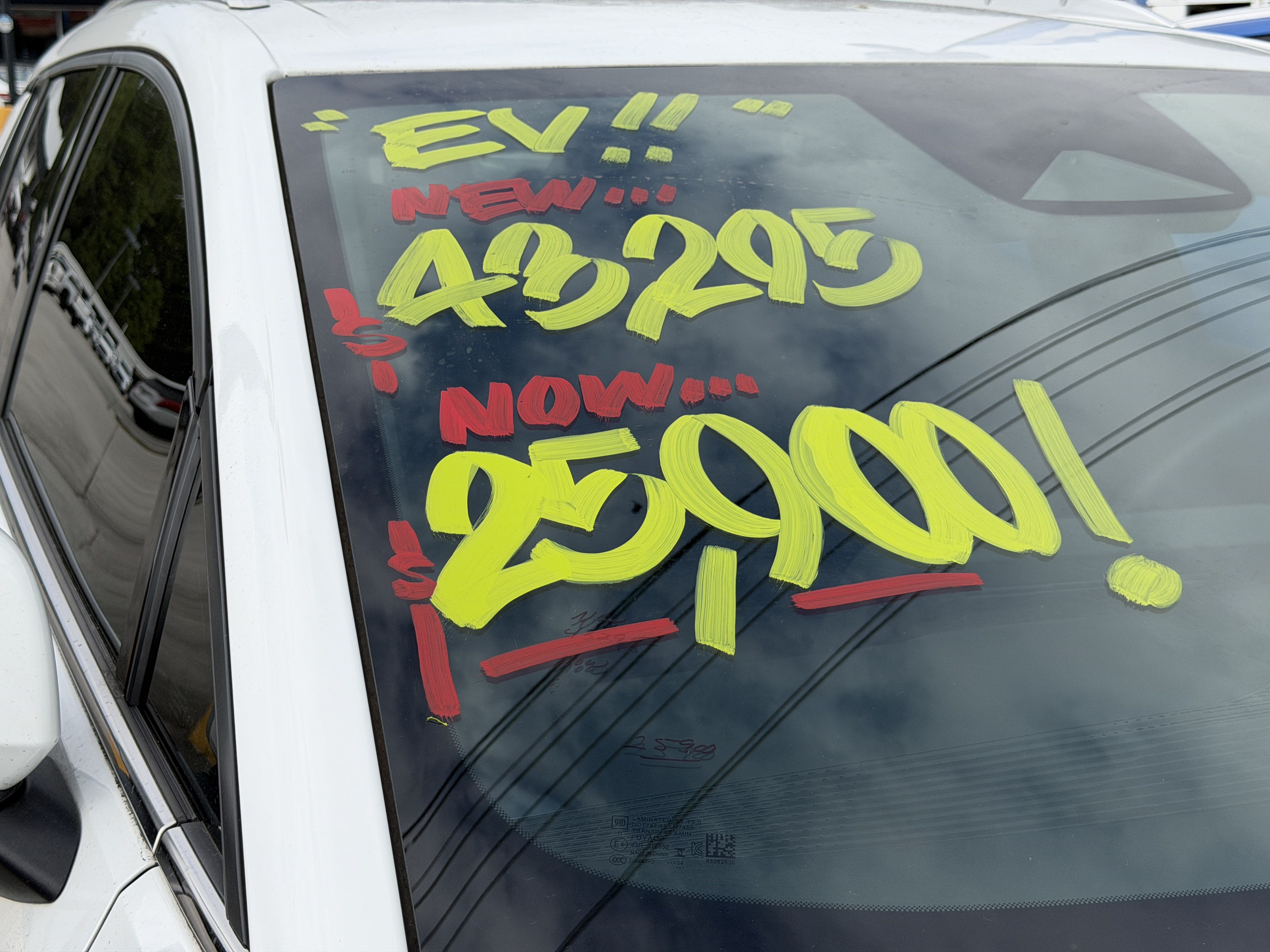 Used 2024 Chevrolet Equinox EV LT FWD image 2