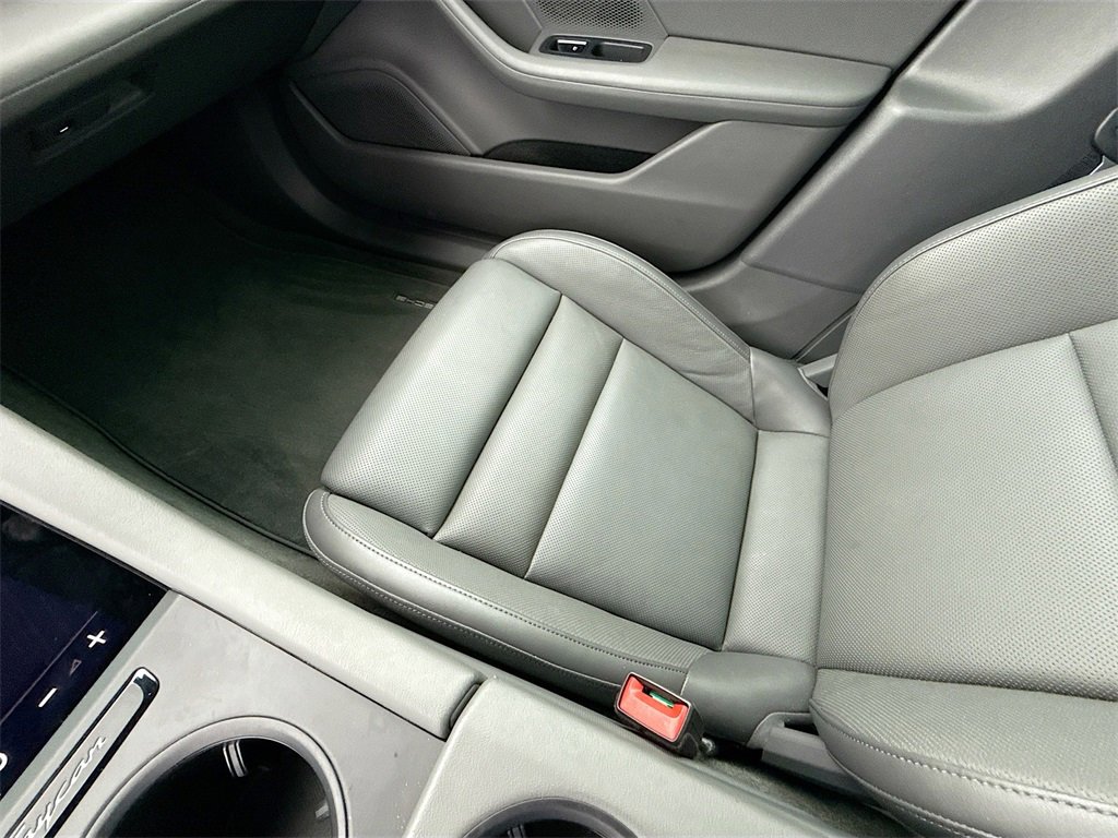 Used 2021 Porsche Taycan image 24