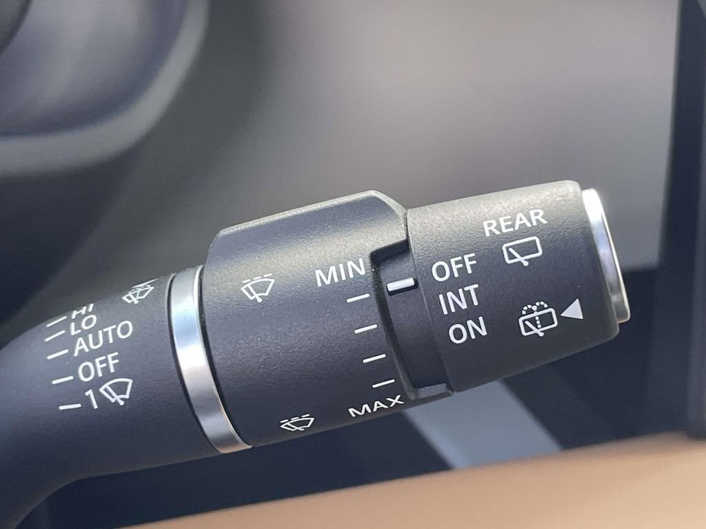 Used 2024 Land Rover Defender 110 X-Dynamic SE image 29