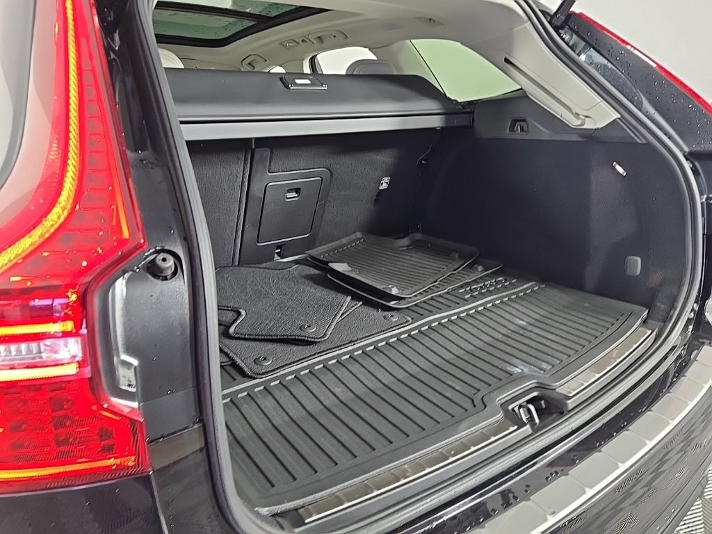 Certified 2025 Volvo XC60 T8 Plus w/ Protection Package Premier image 12