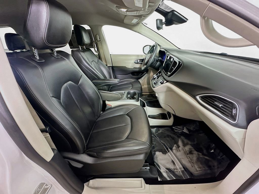 Used 2023 Chrysler Pacifica Touring-L image 12