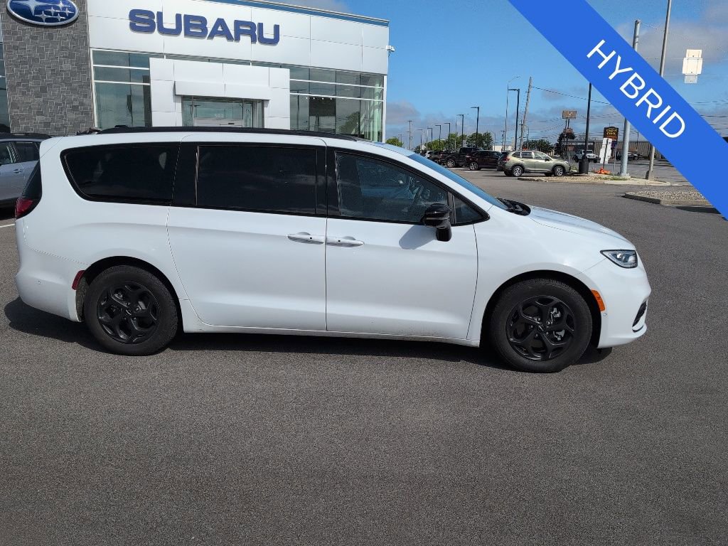 Used 2024 Chrysler Pacifica Premium FWD image 3