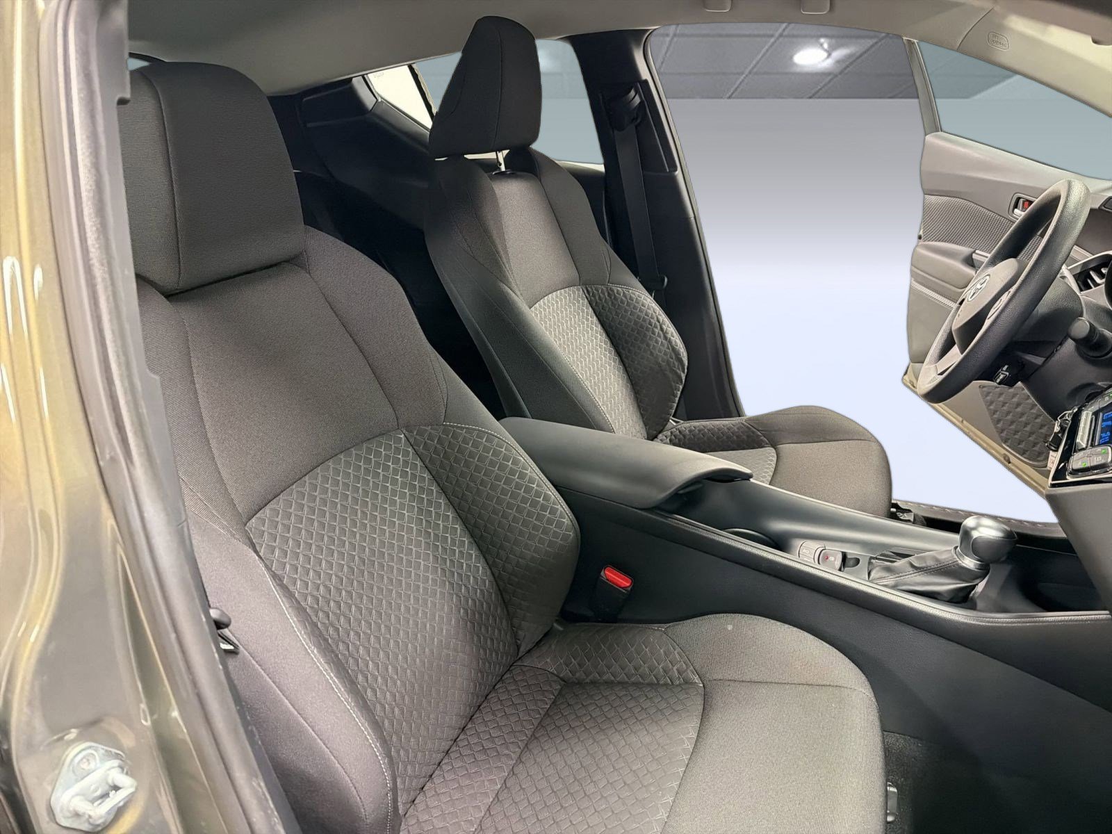 Used 2021 Toyota C-HR LE image 31