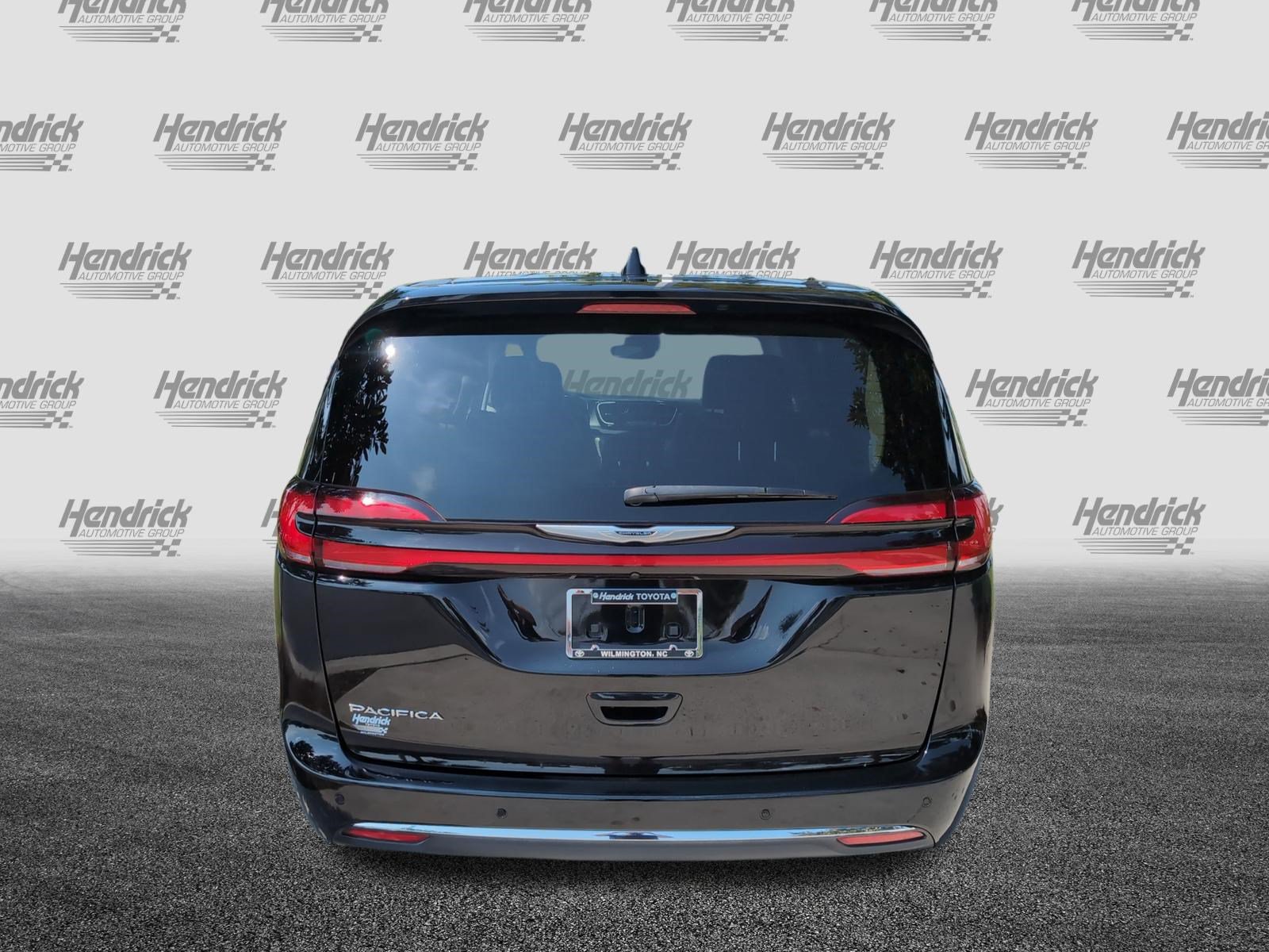 Used 2024 Chrysler Pacifica Touring-L FWD image 9