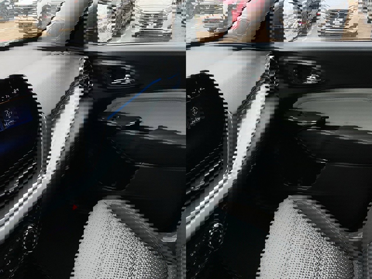 Used 2025 Chevrolet Trax LT w/ LT Convenience Package image 35