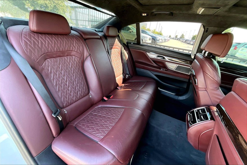 Used 2021 BMW 750i xDrive w/ Executive Package AWD/4WD image 32
