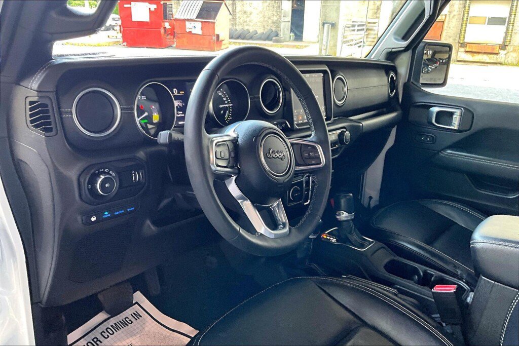 Used 2023 Jeep Wrangler Unlimited Sahara w/ Cold Weather Group AWD/4WD image 10