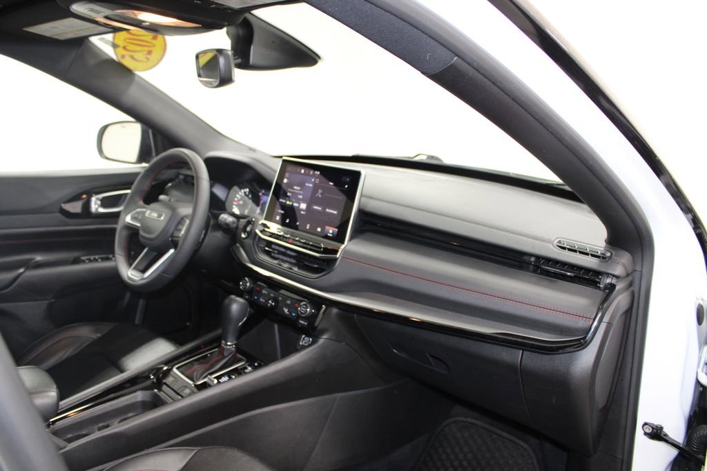 Used 2025 Jeep Compass Trailhawk image 26