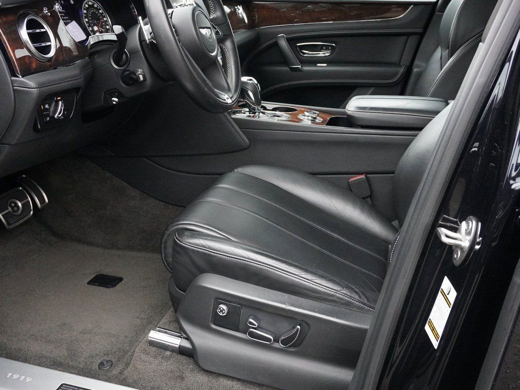 Used 2019 Bentley Bentayga image 28