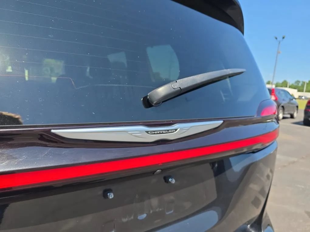 Used 2023 Chrysler Pacifica Touring-L FWD image 10