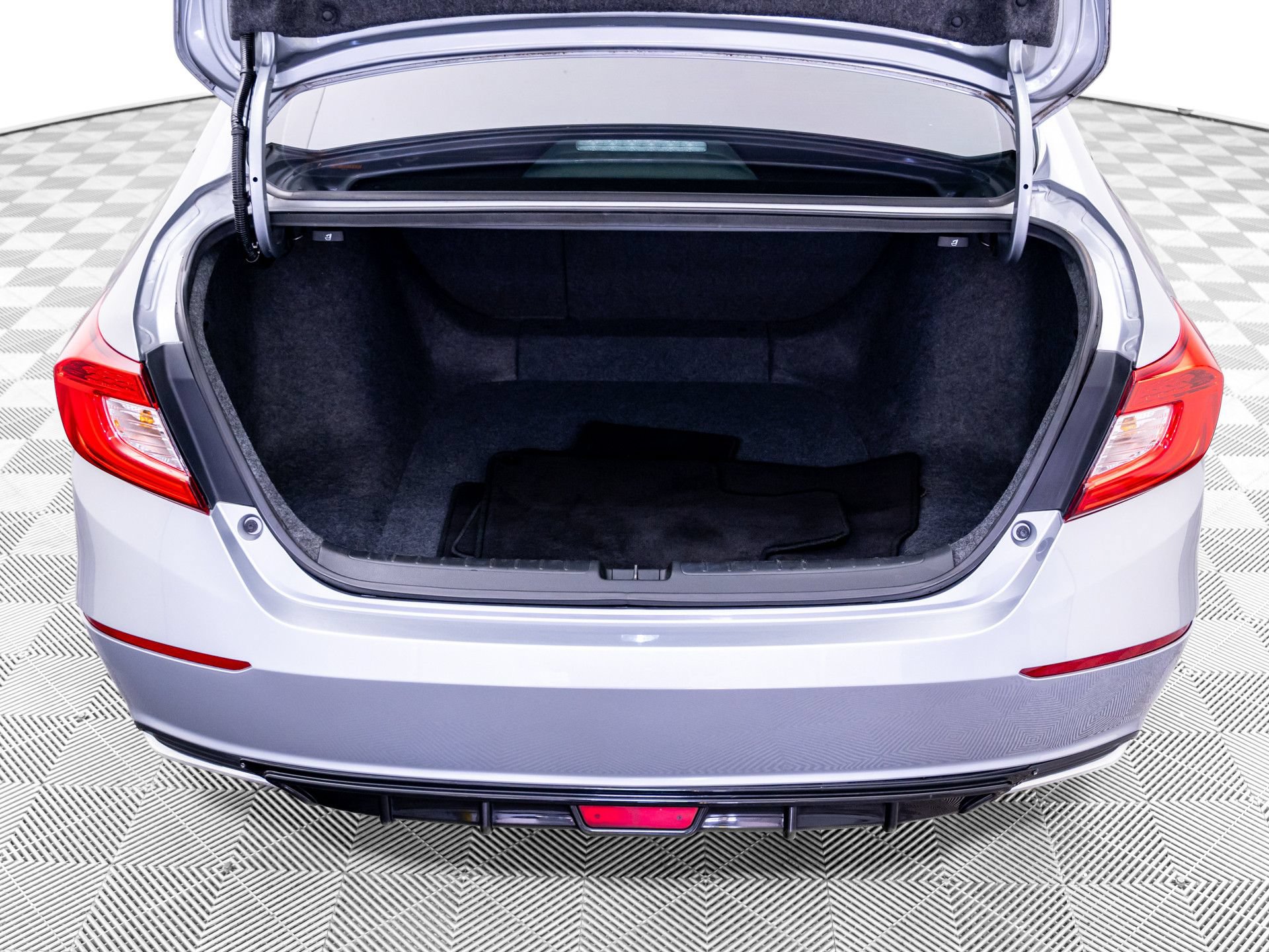 Used 2018 Honda Accord EX image 31
