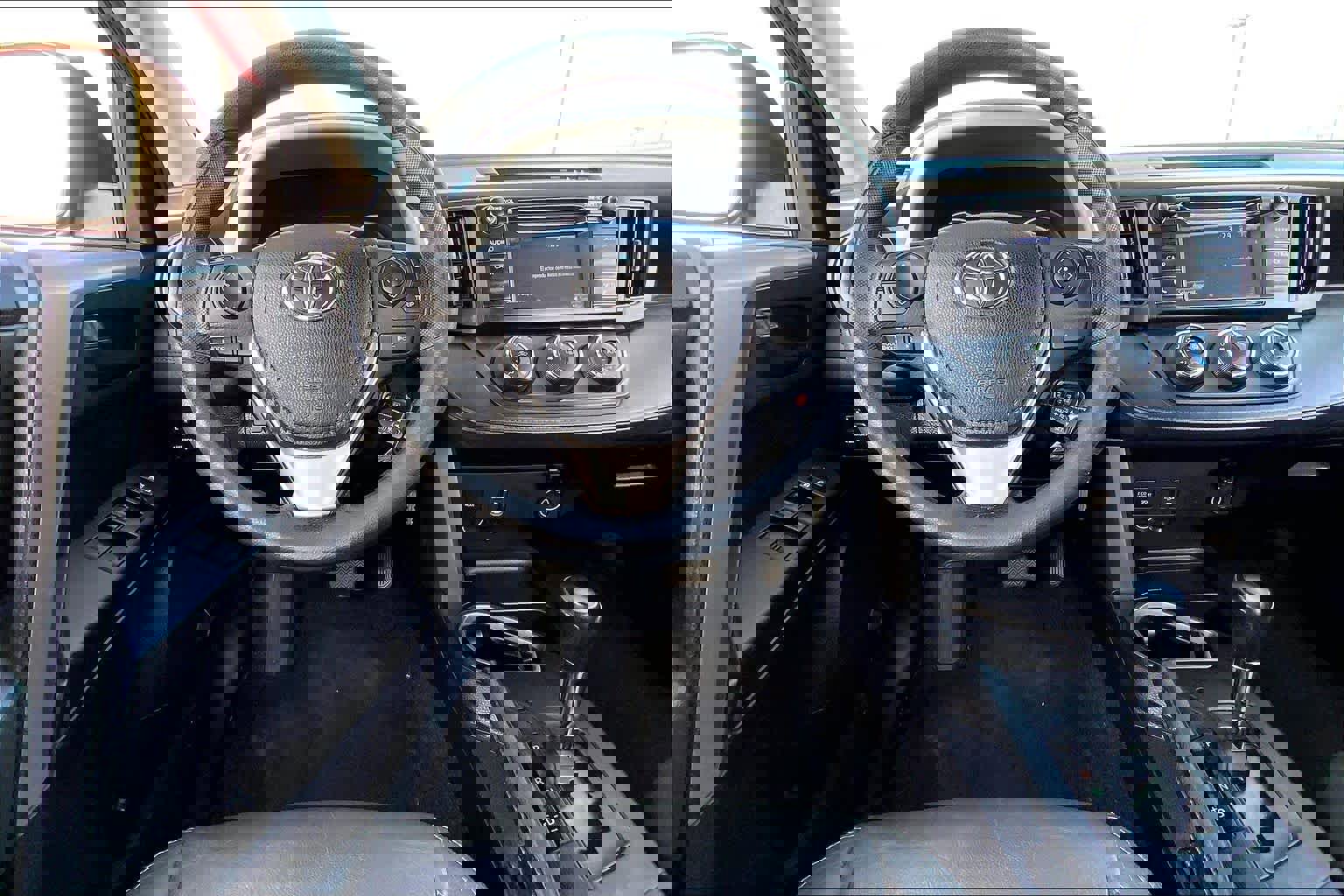 Used 2018 Toyota RAV4 LE image 5