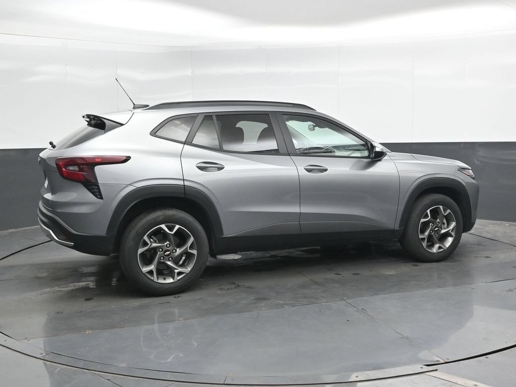 Used 2025 Chevrolet Trax LT w/ LT Convenience Package FWD video 2