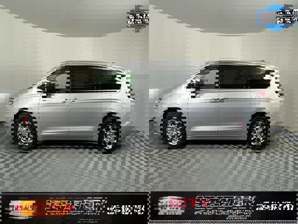 Used 2024 Chrysler Pacifica Touring-L image 4