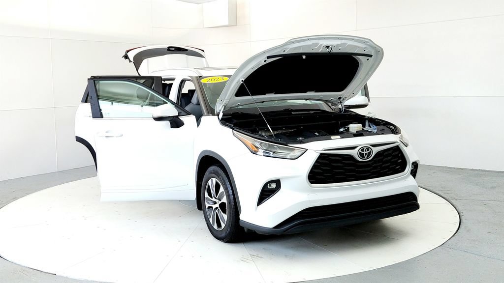 Used 2023 Toyota Highlander XLE AWD/4WD image 9
