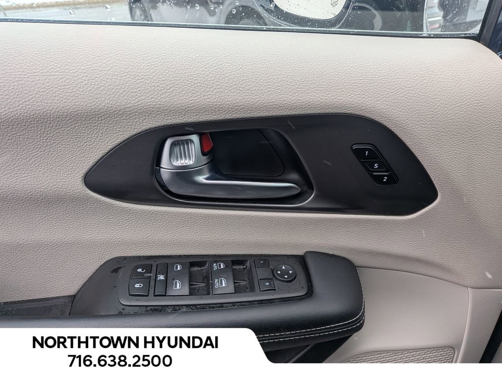 Used 2024 Chrysler Pacifica Touring-L image 31
