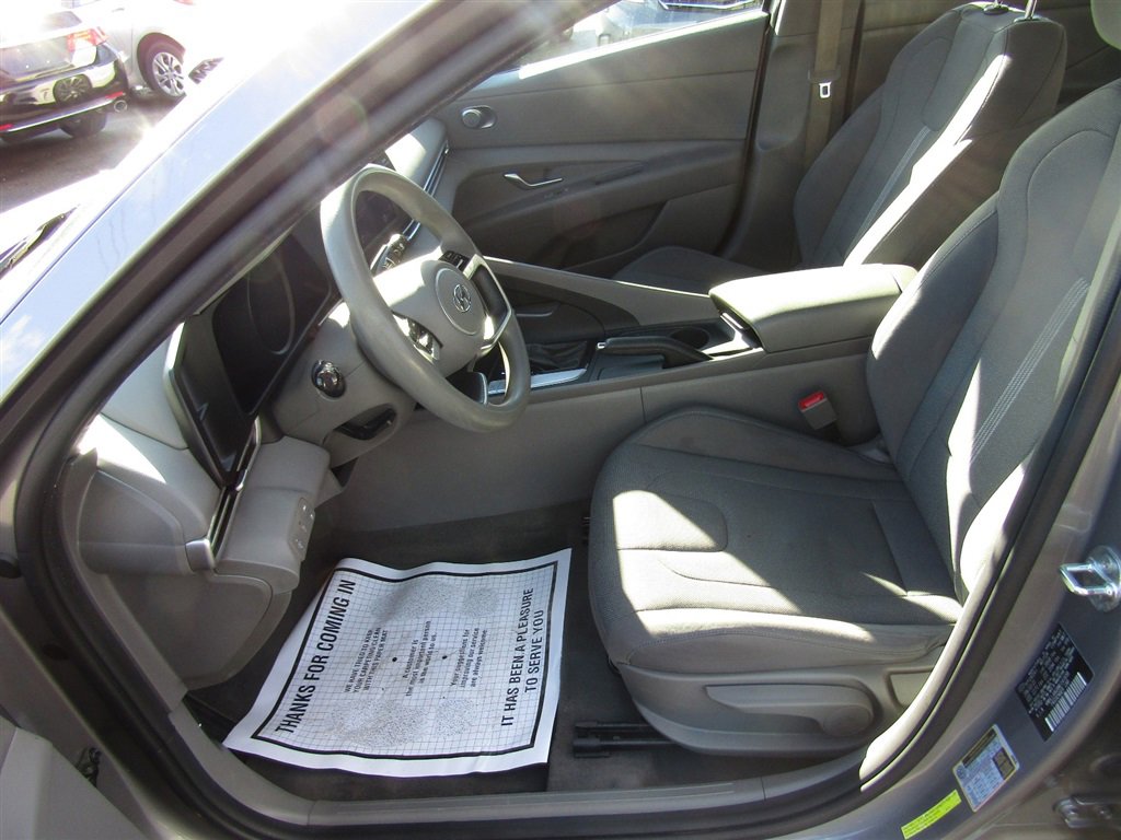 Used 2021 Hyundai Elantra SE image 12
