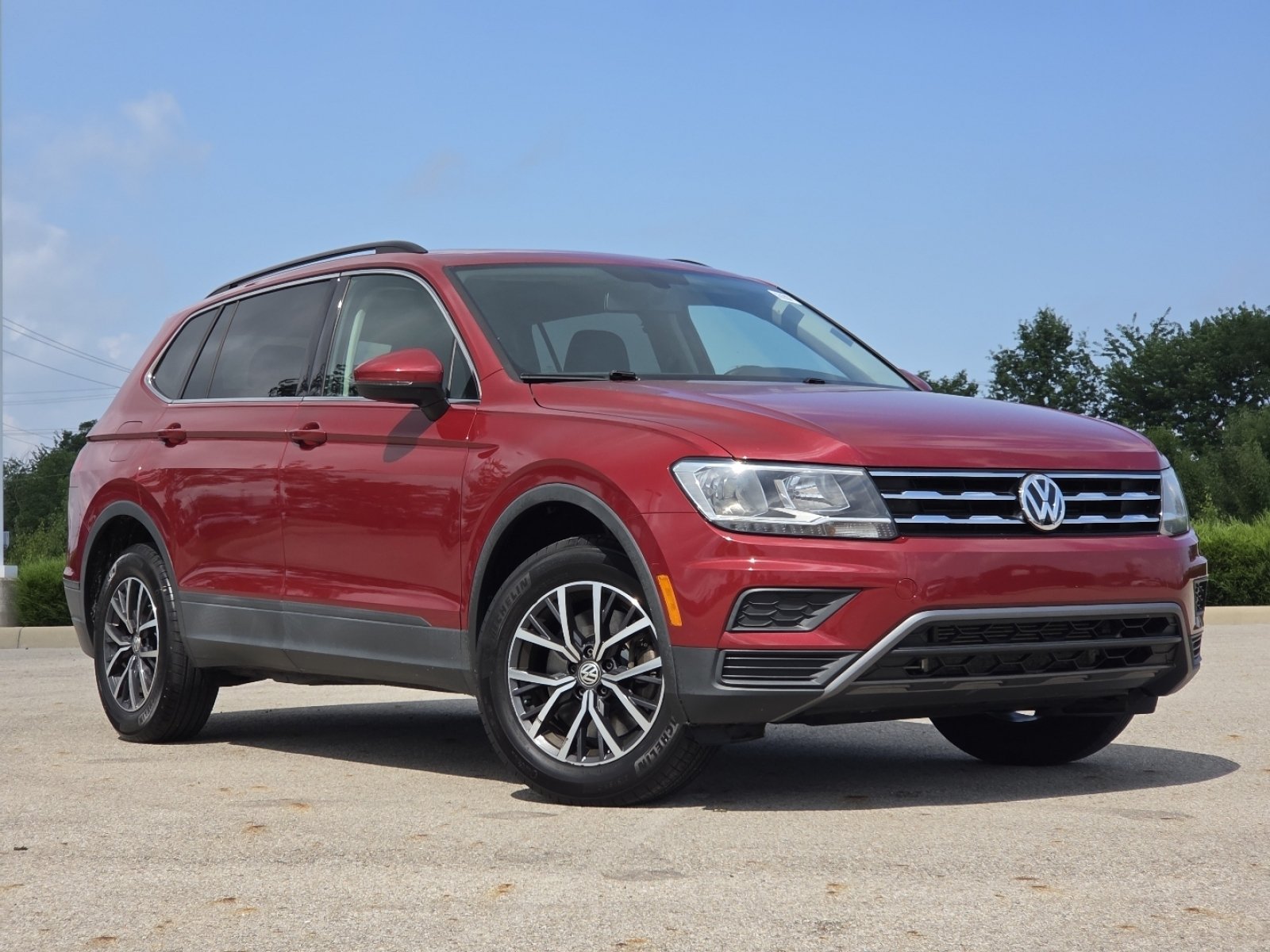 Used 2019 Volkswagen Tiguan SE w/ Panoramic Sunroof Package AWD/4WD image 2