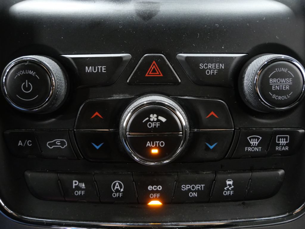 Used 2021 Jeep Grand Cherokee Laredo AWD/4WD image 19