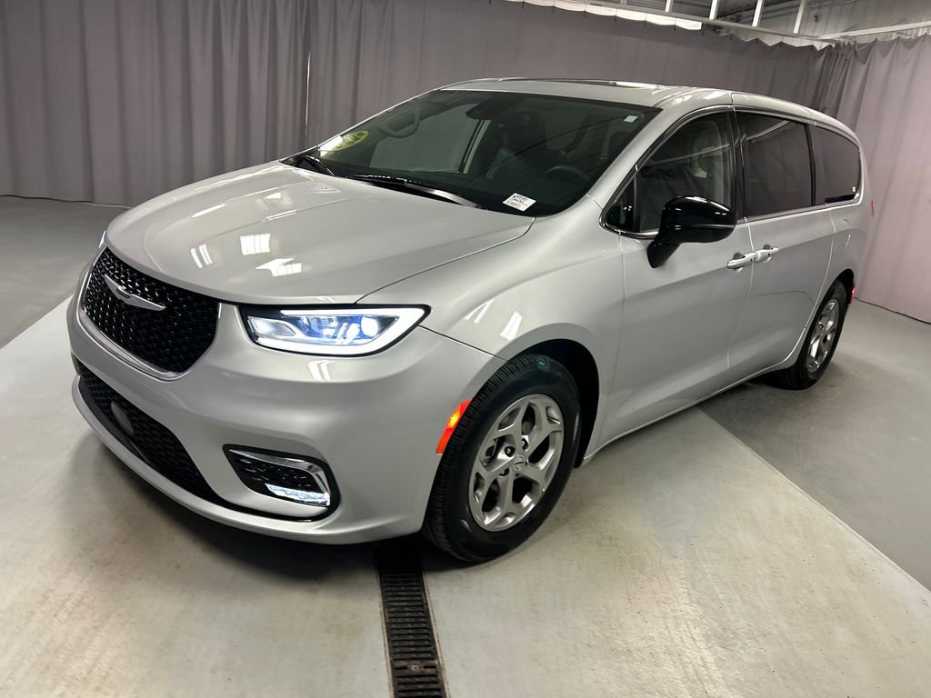 Used 2024 Chrysler Pacifica Limited FWD image 3