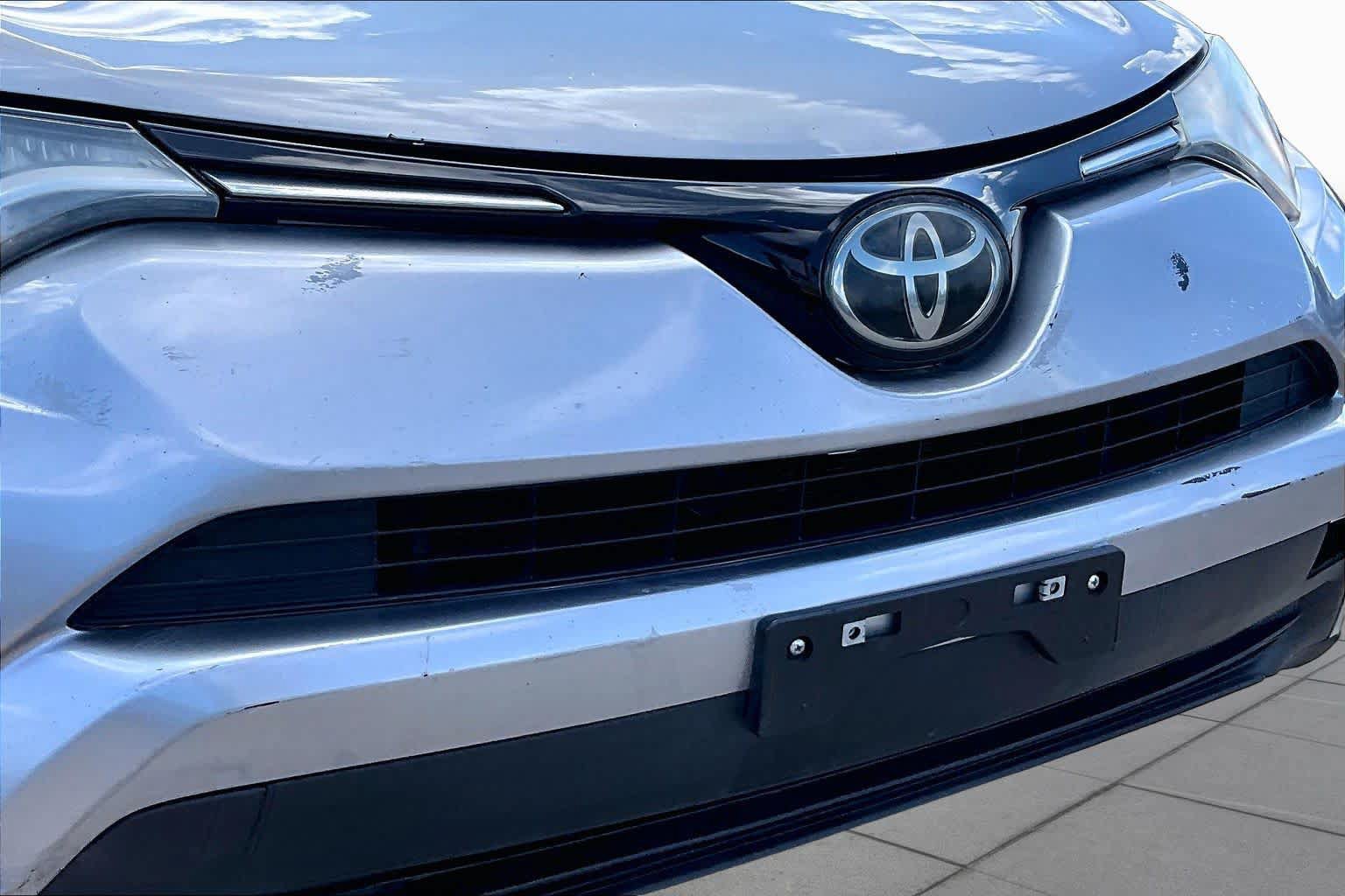 Used 2017 Toyota RAV4 LE FWD image 30