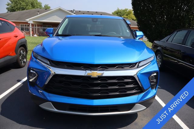 Used 2025 Chevrolet Blazer LT AWD/4WD image 2