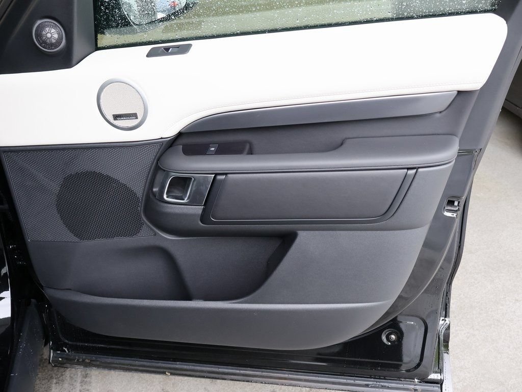Used 2025 Land Rover Discovery Metropolitan Edition AWD/4WD image 25