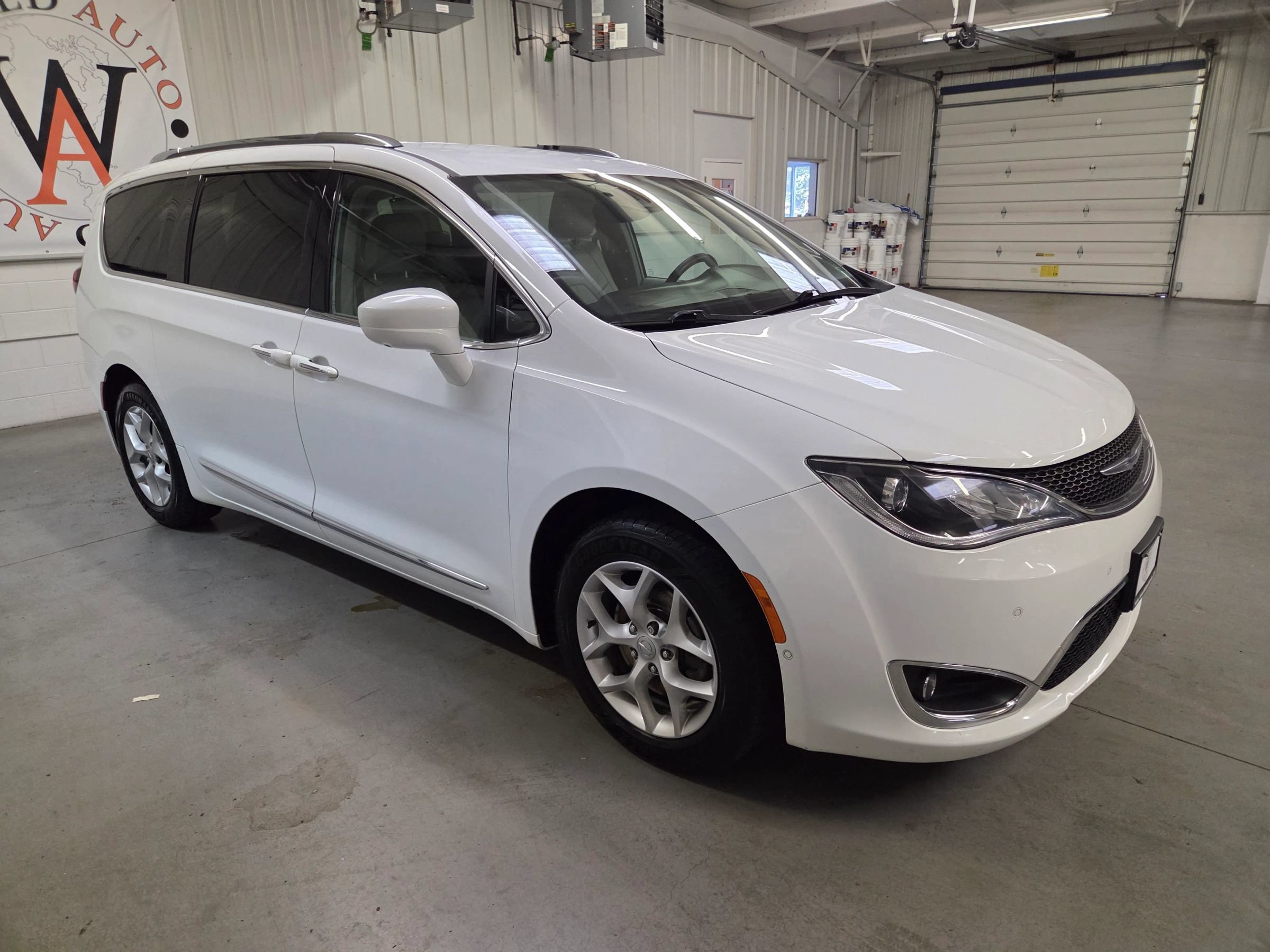 Used 2018 Chrysler Pacifica Touring-L Plus FWD image 10