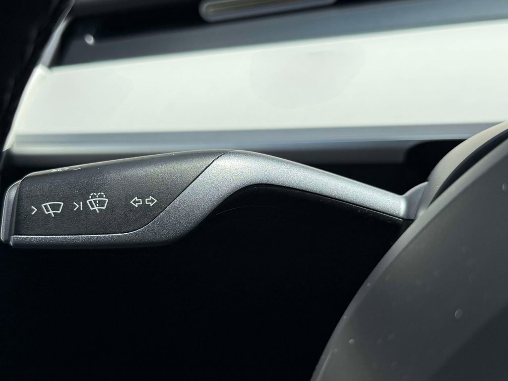 Used 2024 Tesla Model Y Long Range AWD/4WD image 24