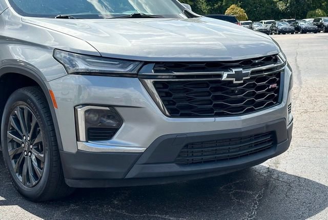 Used 2023 Chevrolet Traverse RS FWD image 2
