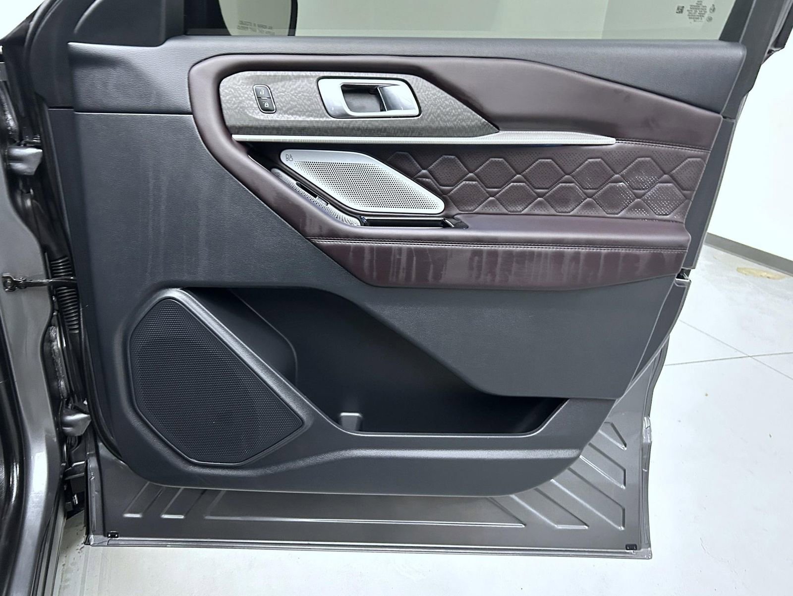 Used 2025 Ford Explorer Platinum w/ LUX Leather Package image 17