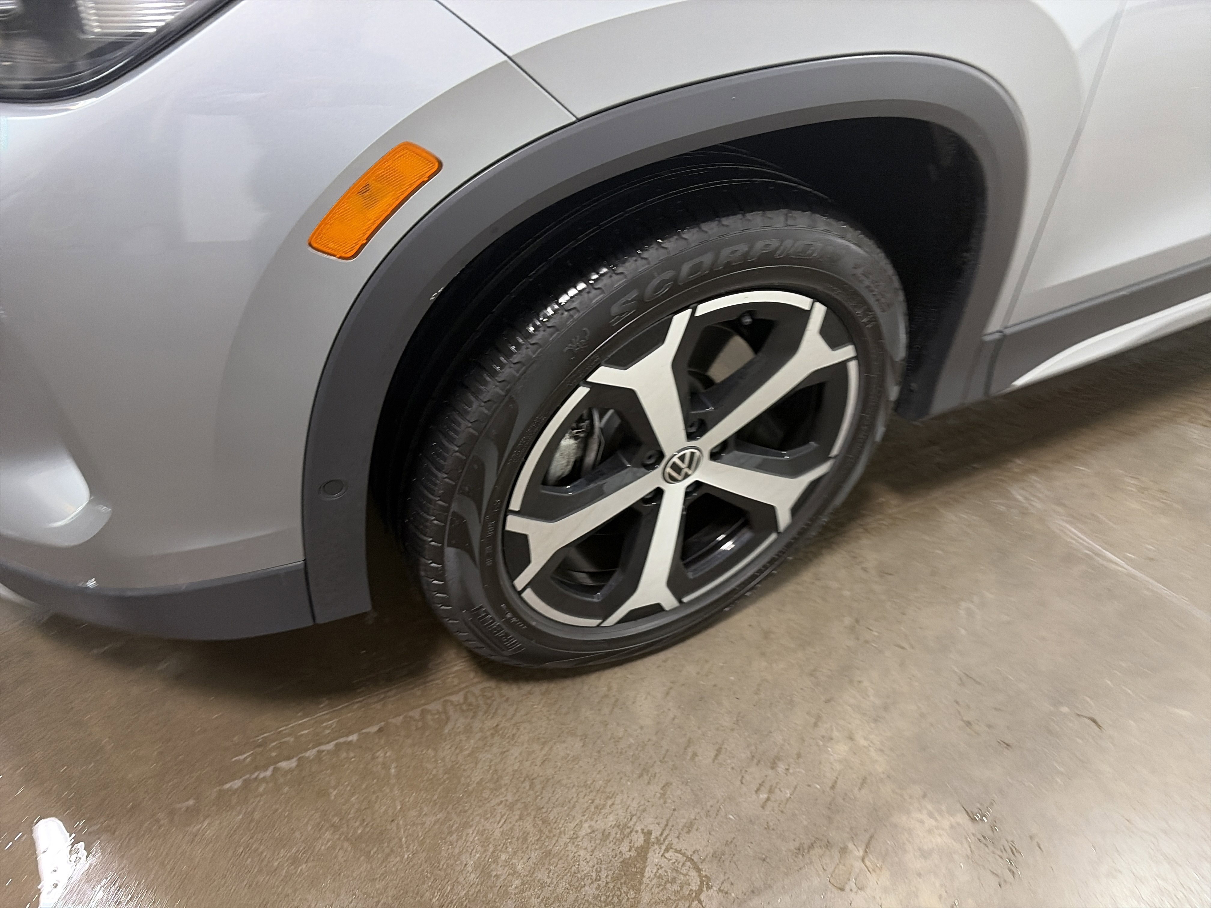 Certified 2025 Volkswagen Tiguan SE image 9