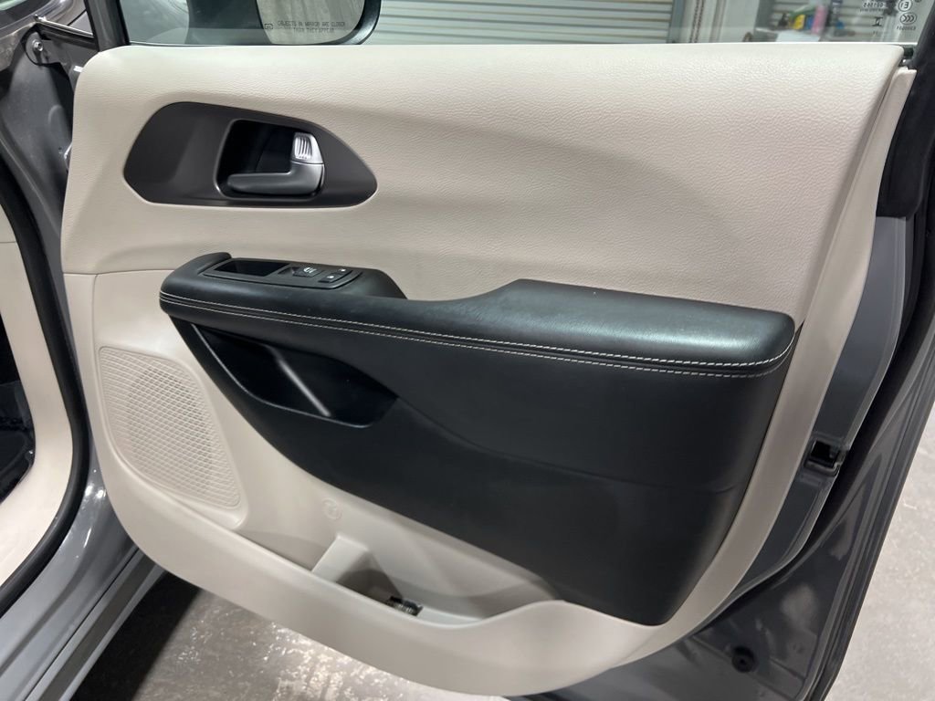 Used 2023 Chrysler Pacifica Touring-L image 10