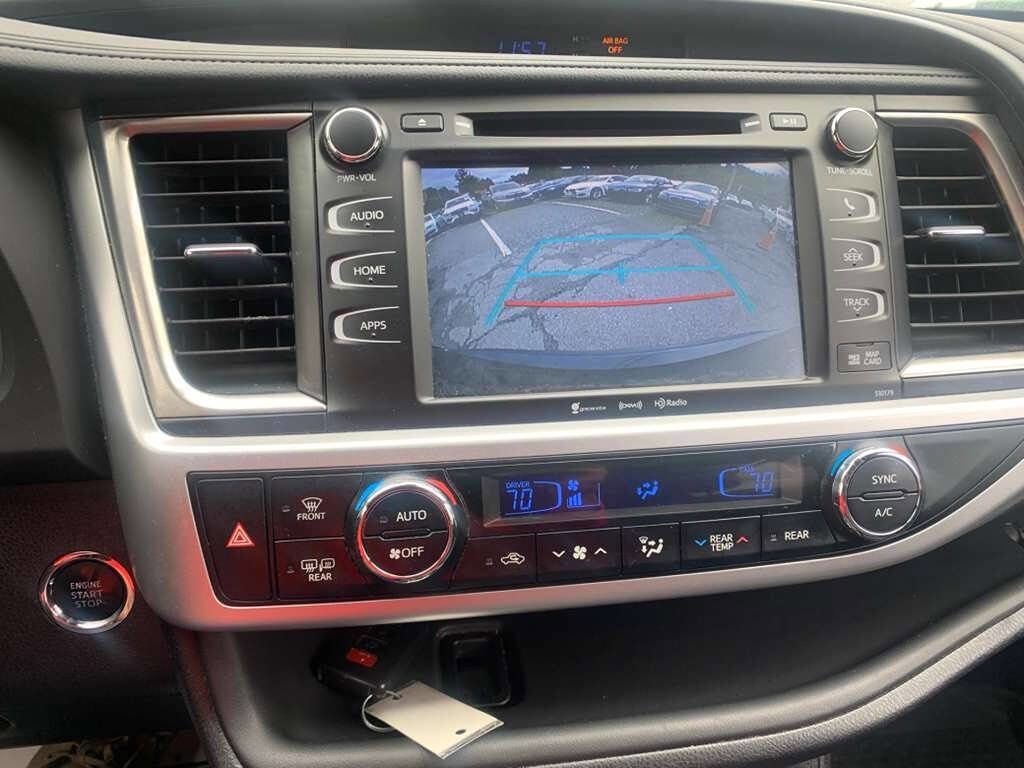 Used 2018 Toyota Highlander SE image 18