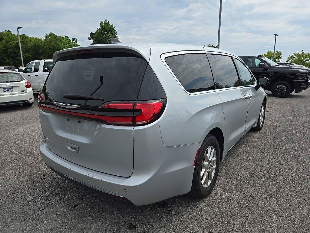 Used 2024 Chrysler Pacifica Touring-L FWD image 7