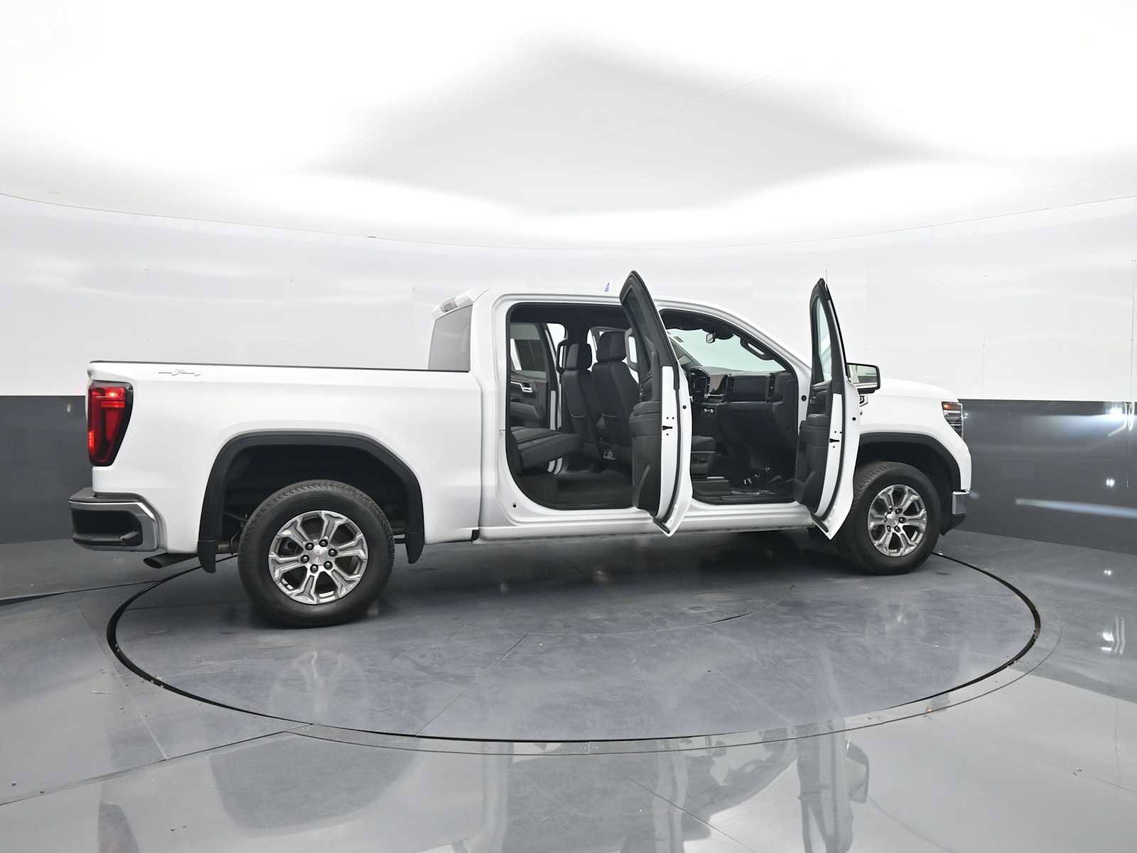 Used 2024 GMC Sierra 1500 SLT AWD/4WD image 29