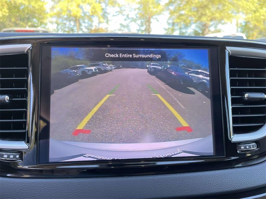 Used 2024 Chrysler Pacifica Touring-L image 18