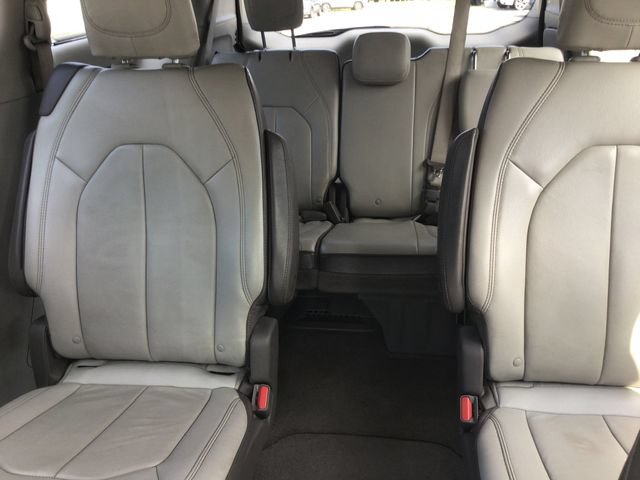 Used 2017 Chrysler Pacifica Touring-L FWD image 39