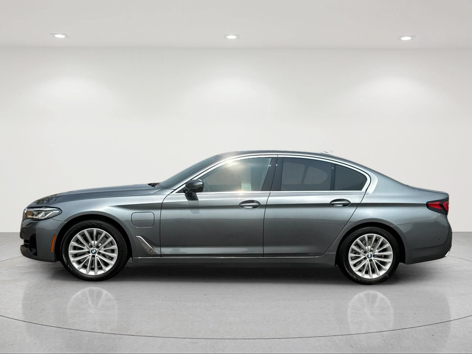 Used 2021 BMW 530e xDrive w/ Premium Package AWD/4WD image 3