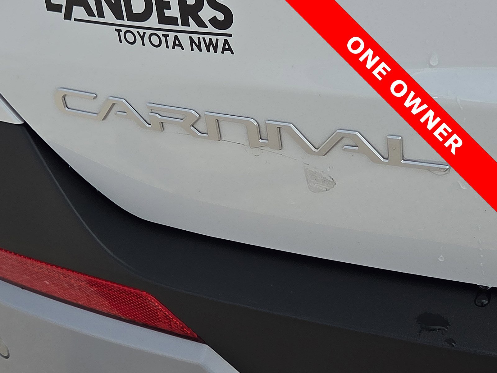 Used 2025 Kia Carnival EX image 8