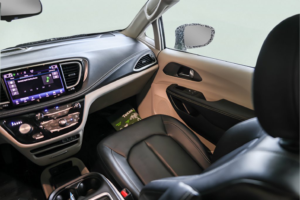Used 2024 Chrysler Pacifica Limited FWD image 30