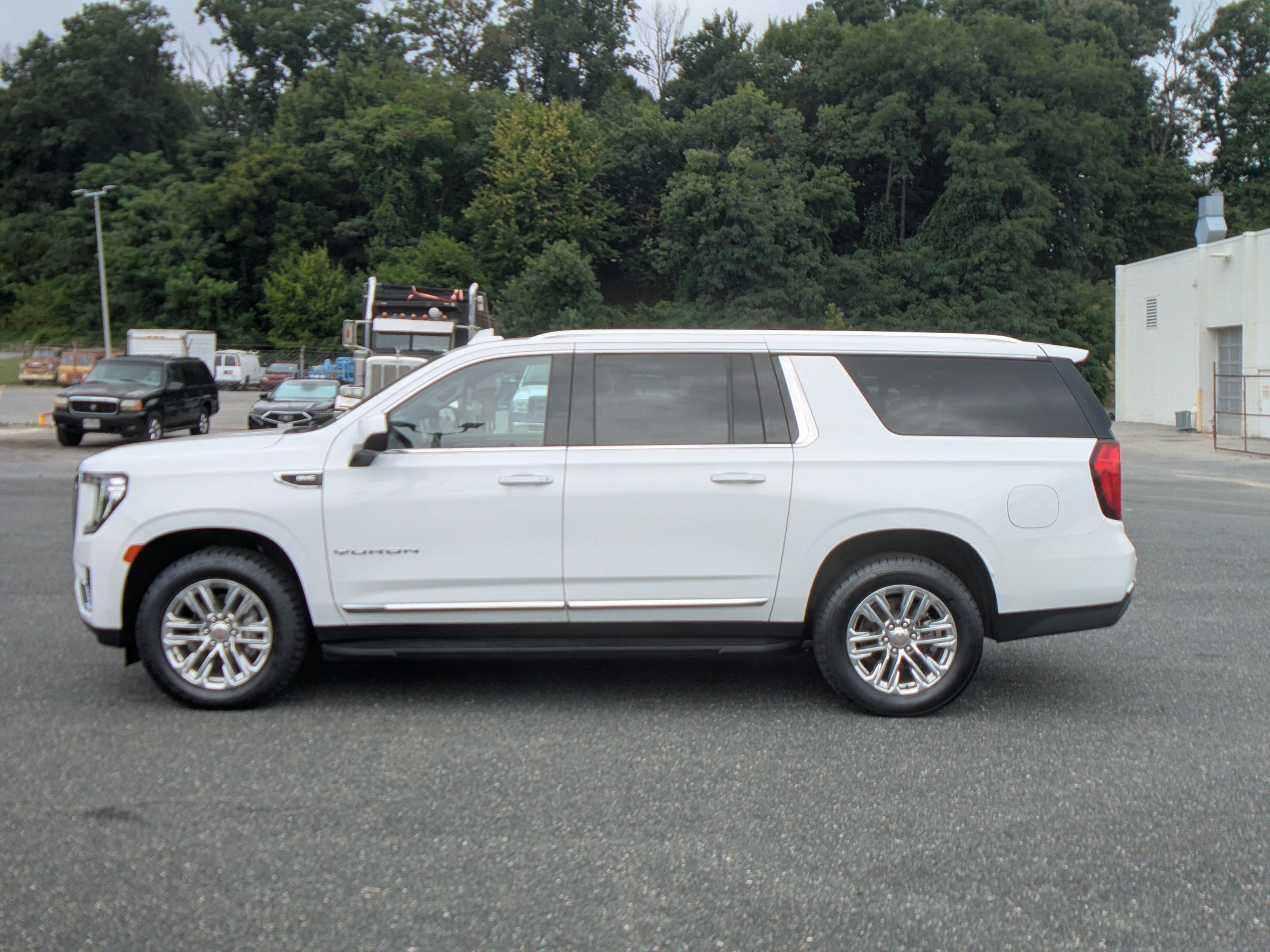 Used 2024 GMC Yukon XL SLT AWD/4WD image 5