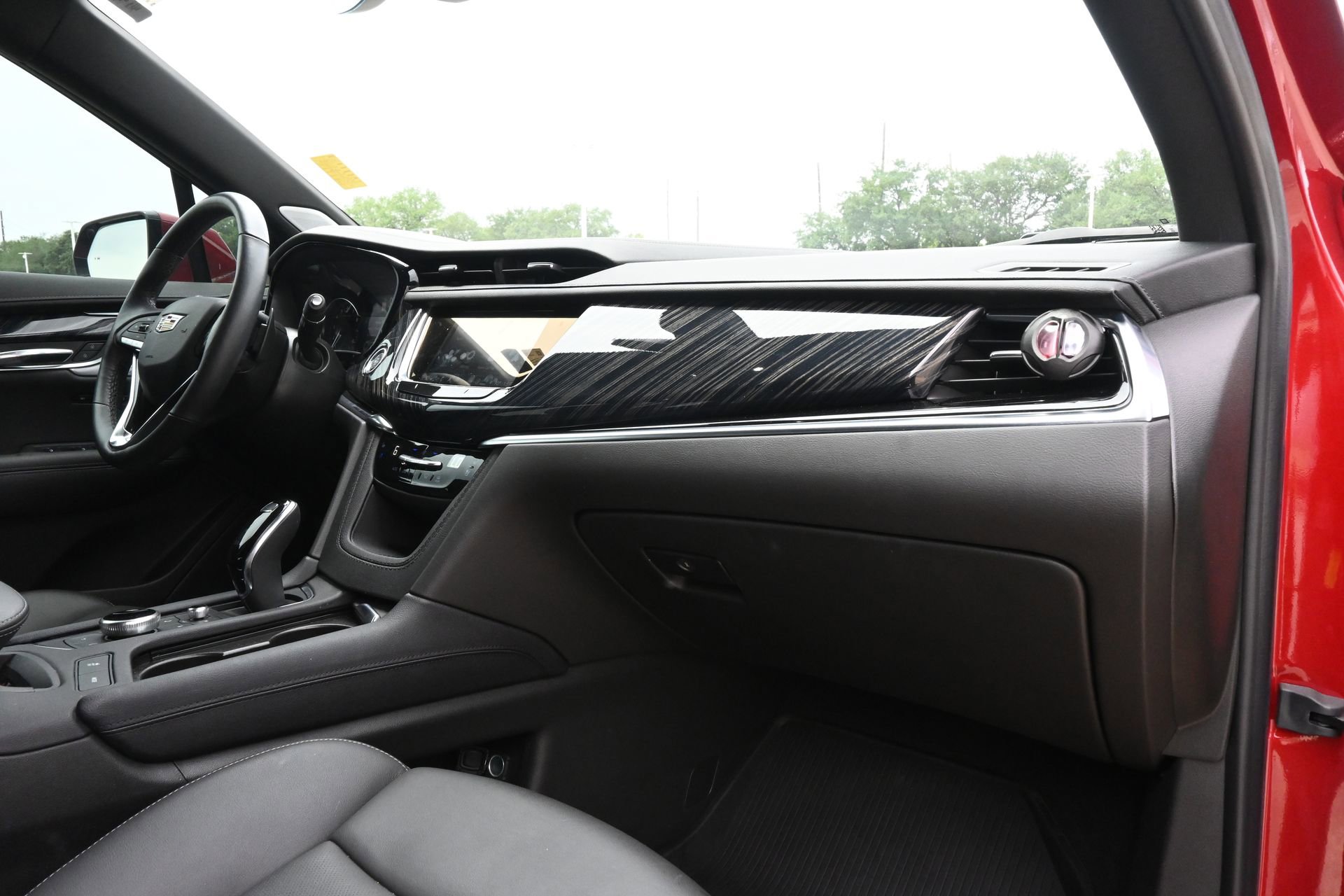 Used 2024 Cadillac XT6 Premium Luxury w/ LPO, Floor Liner Package FWD image 25