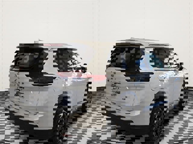 Used 2025 Nissan Rogue SV image 4