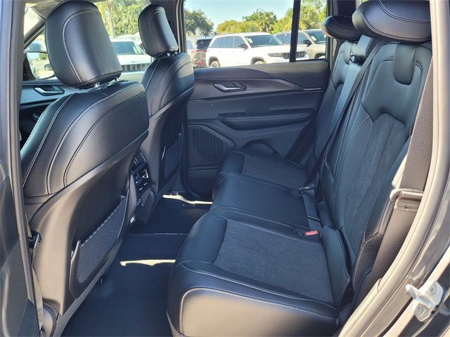 Used 2025 Jeep Grand Cherokee Altitude image 11