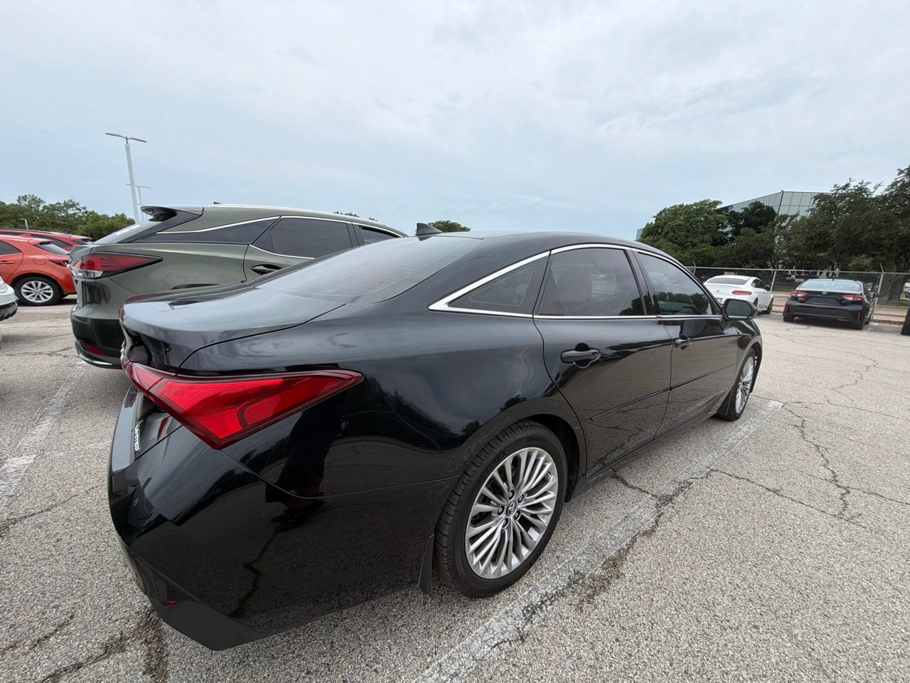Used 2019 Toyota Avalon Limited FWD image 5