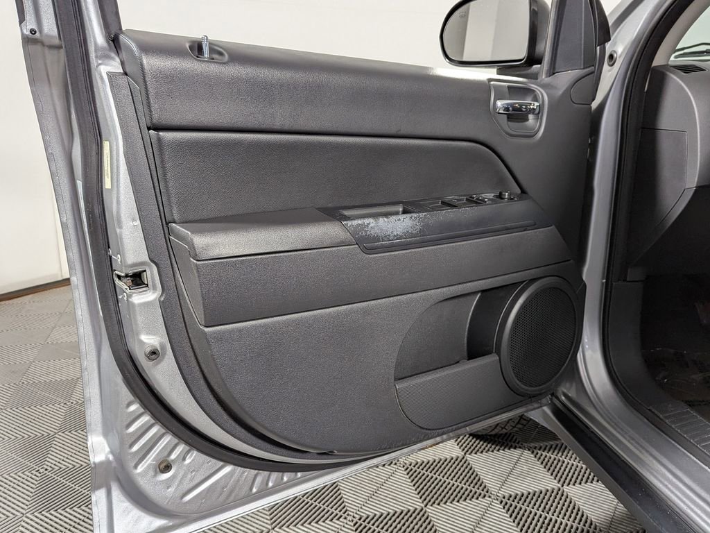 Used 2016 Jeep Compass 75th Anniversary w/ Power Value Group image 14