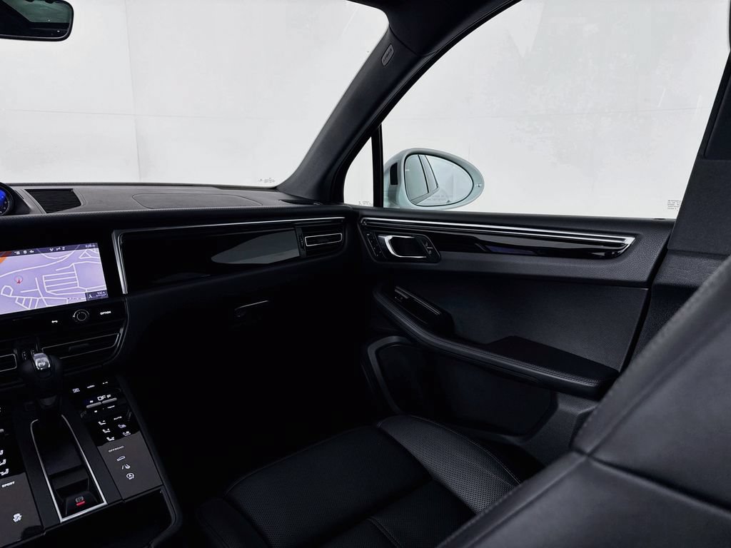 Certified 2023 Porsche Macan Turbo AWD/4WD image 24