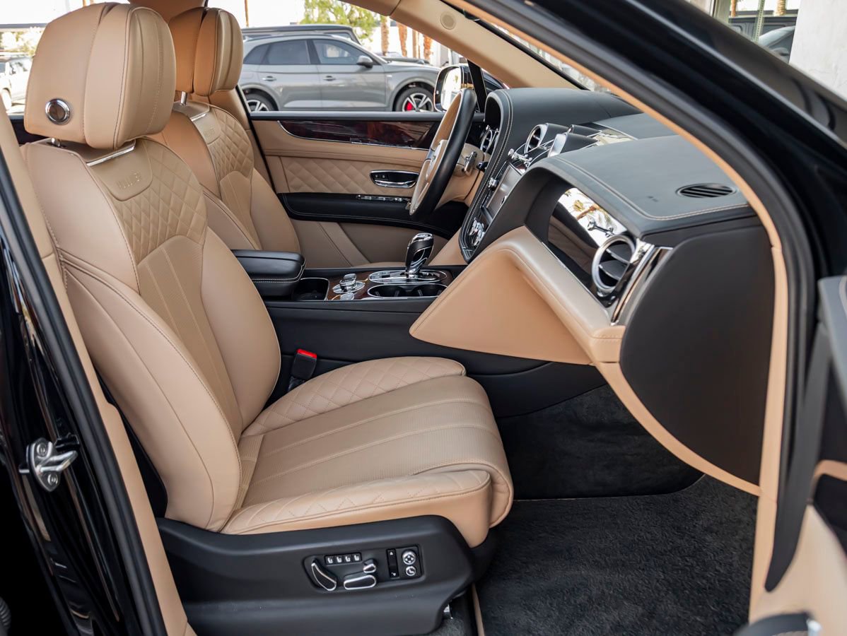 Used 2018 Bentley Bentayga image 2