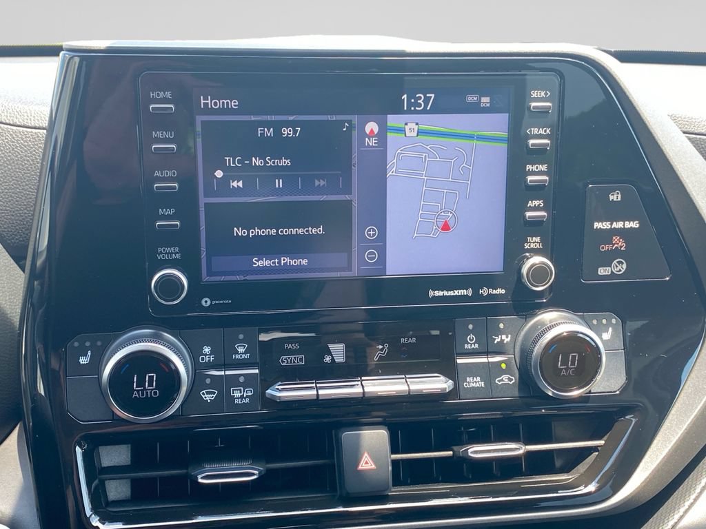Used 2021 Toyota Highlander XLE AWD/4WD image 30